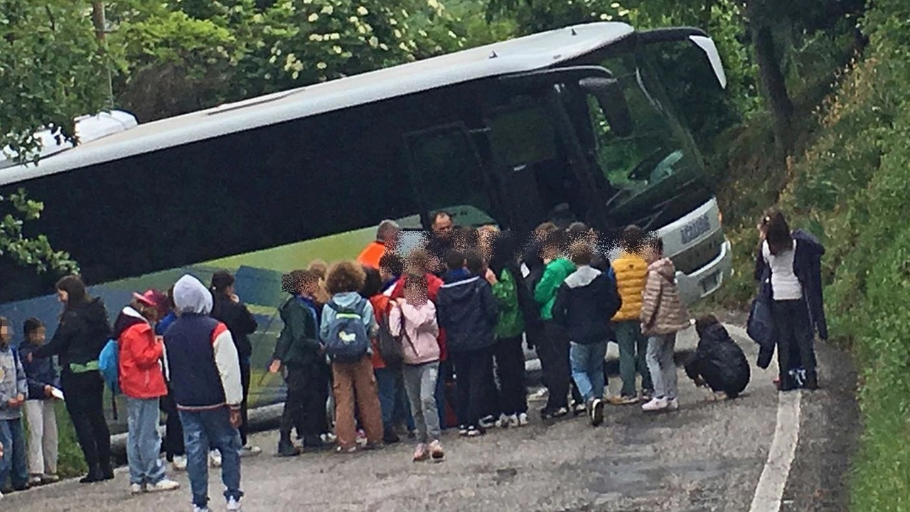 Il pullman incastrato nella curva a Pesaro (foto Toni)