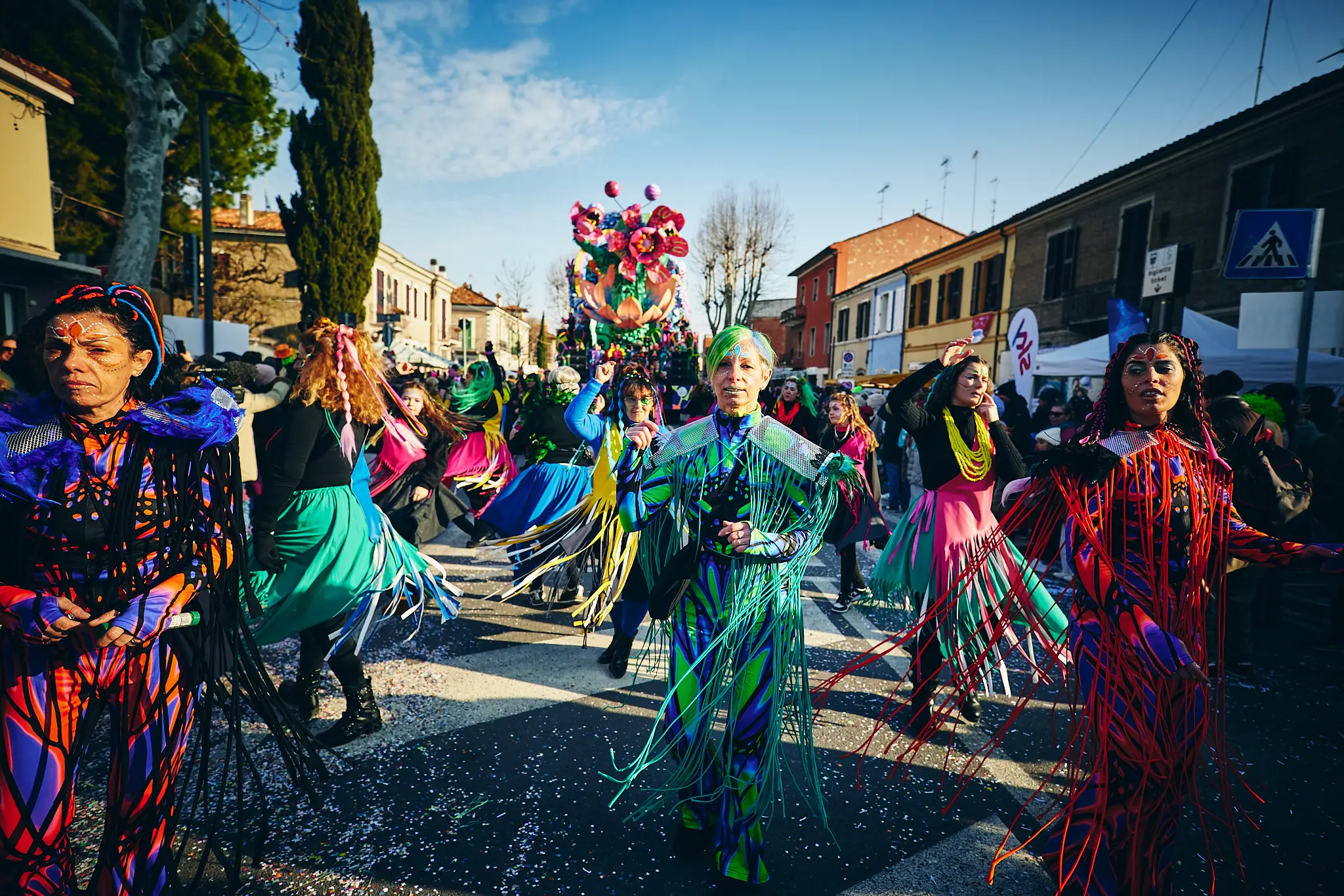 Carnevale di Fano 2025: i carri, i team e il concorso tra i maestri della cartapesta