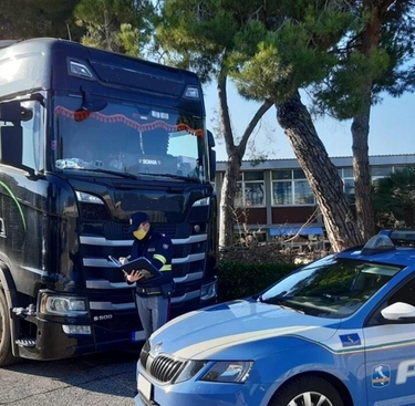 Camionista indagato: offre mille euro all’agente per salvare la patente