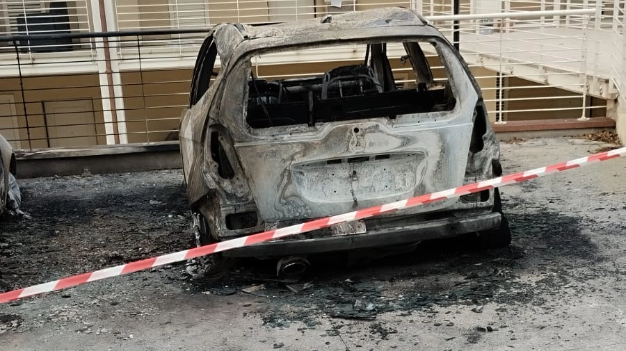 L'auto distrutta dalle fiamme (foto Castori)