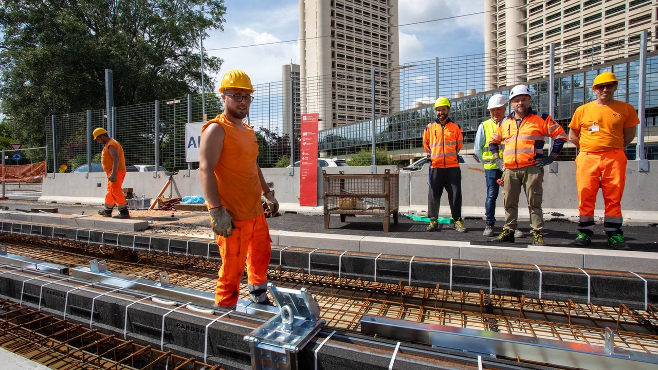 La posa della prima rotaia nel cantiere della linea rossa del tram (Foto Schicchi)