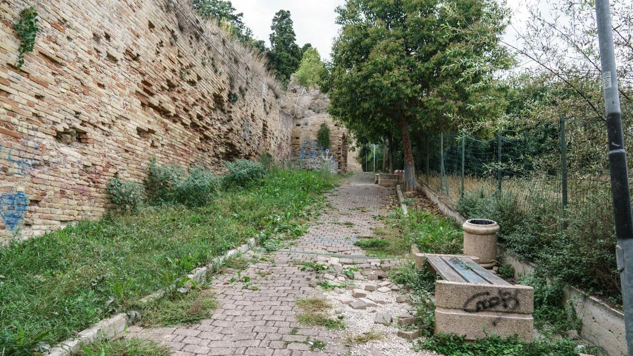 Il camminamento sulle mura castellane