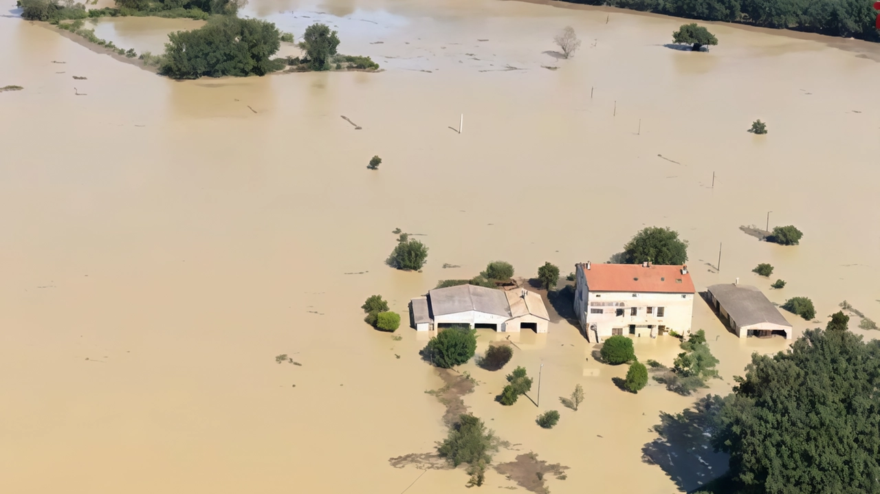 Lo scenario devastante di Ostra durante l’alluvione