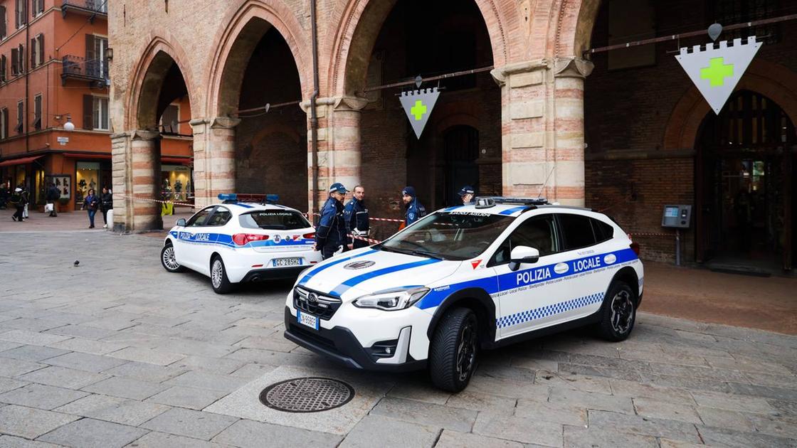 Trovata morta sotto i portici del Comune di Bologna