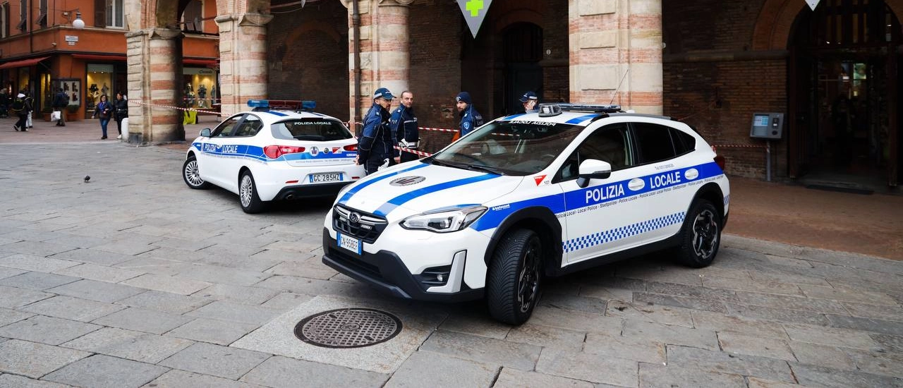 Shock in piazza Maggiore: il cadavere di Pietrina Pisano è stato scoperto dalla polizia locale, a pochi passi dalla farmacia locale. La donna, sulla sessantina, era seguita da una struttura per disabili