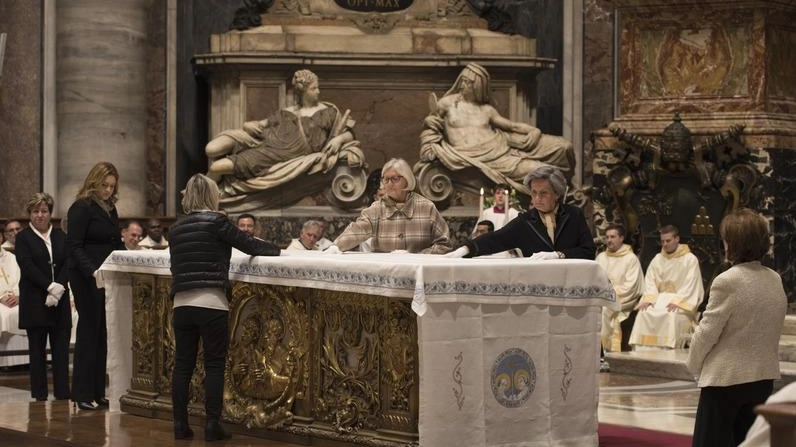 La vestizione dell’altare nella Basilica di San Pietro, ad opera di Reggio Ricama