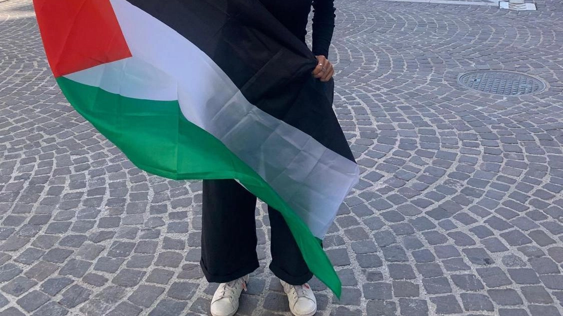 L’assessore Camilla Murgia con la bandiera palestinese in mano nei giorni dell’arrivo di Mohammad a Pesaro