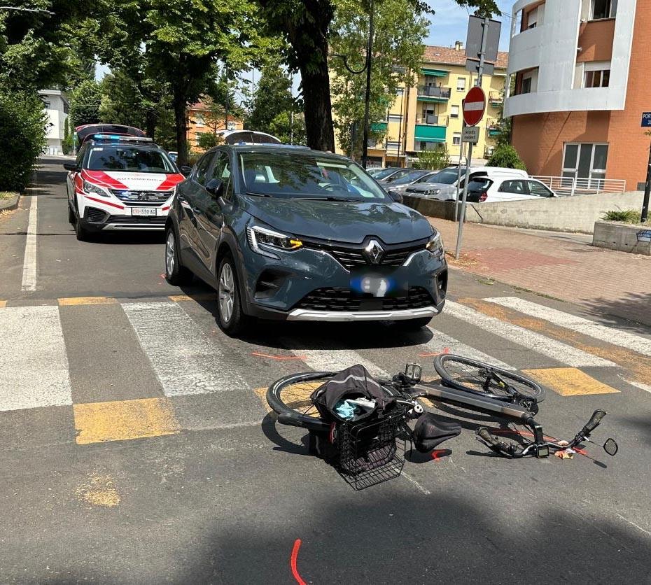 Scontro tra auto e bici a Correggio, pensionato in ospedale