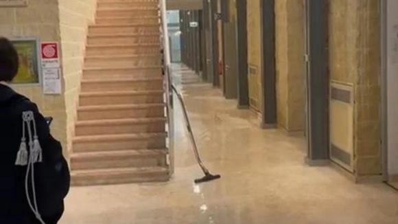 Piove dentro il Tribunale. Aule e corridoi sott’acqua. Croatti: "Scene indecenti"