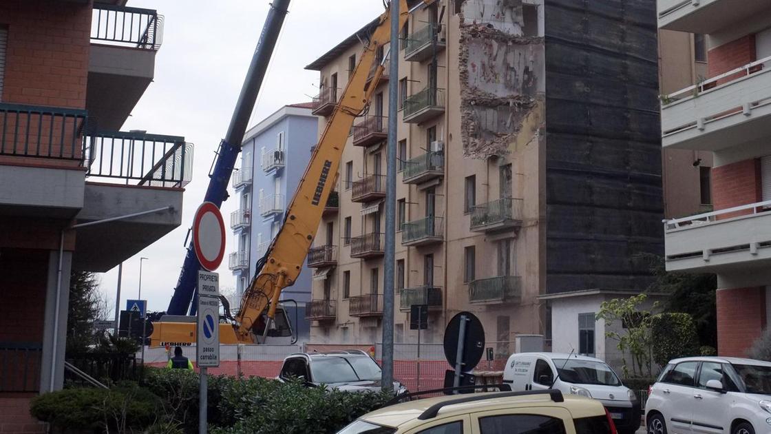 Demolizione post sisma. Via Marche, si comincia