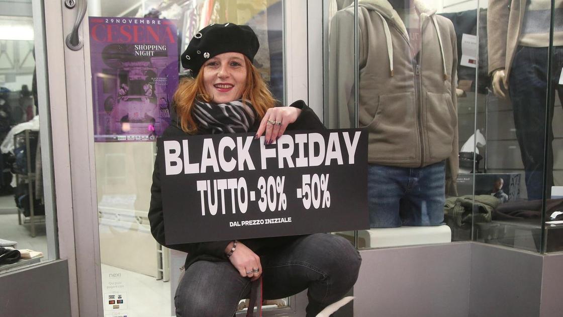 Il venerdì nero dei negozianti: "L’assalto dura una settimana. I clienti aspettano gli sconti"