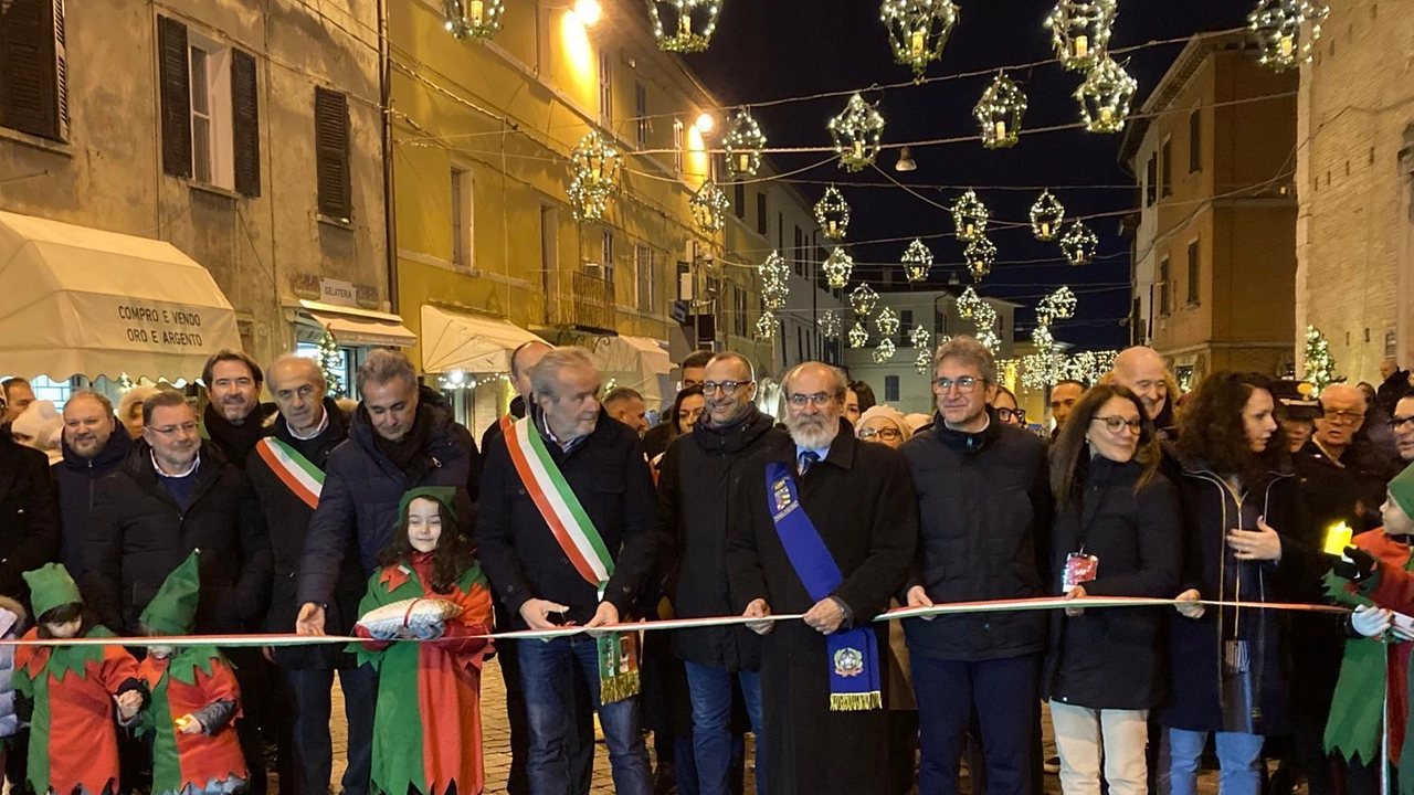 A Fossombrone s’accende il Natale. Tutti ad applaudire il grande albero