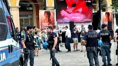 La polizia in piazza XX Settembre per evitare che la situazione degenerasse