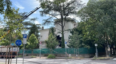 Un boato, poi il crollo: squarcio enorme sulla facciata di una villa a Modena