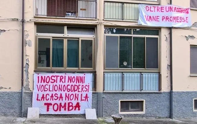 La protesta dei terremotati. Striscioni sulle case colpite: "Un anno di promesse"