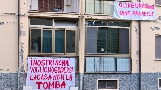 La protesta dei terremotati. Striscioni sulle case colpite: "Un anno di promesse"