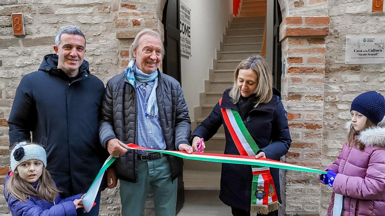 Il taglio del nastro in via Del Corso