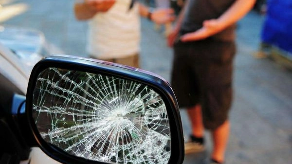 La truffa dello specchietto: la polizia stradale ha denunciato due persone che avevano tentato il raggiro sull'autostrada A14