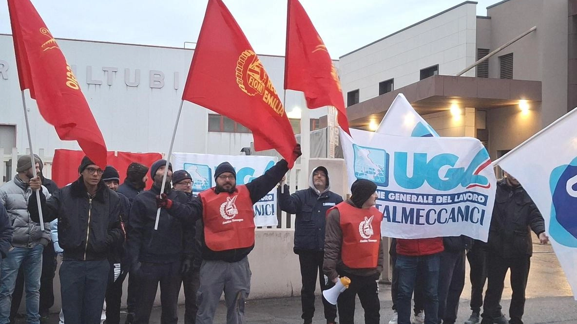 Oltre cento lavoratori in sciopero, ieri mattina alla Profiltubi di Reggiolo, con i sindacati Fiom e Uglm a chiedere...