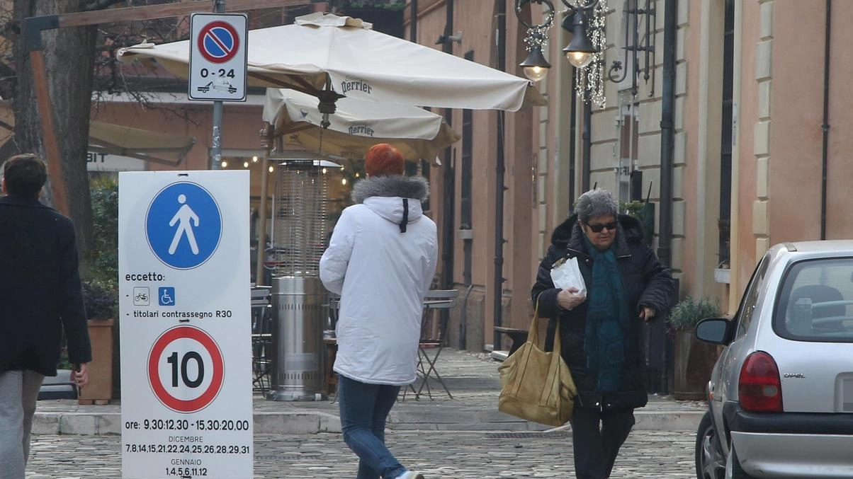 La zona a traffico limitato in piazza Fabbri