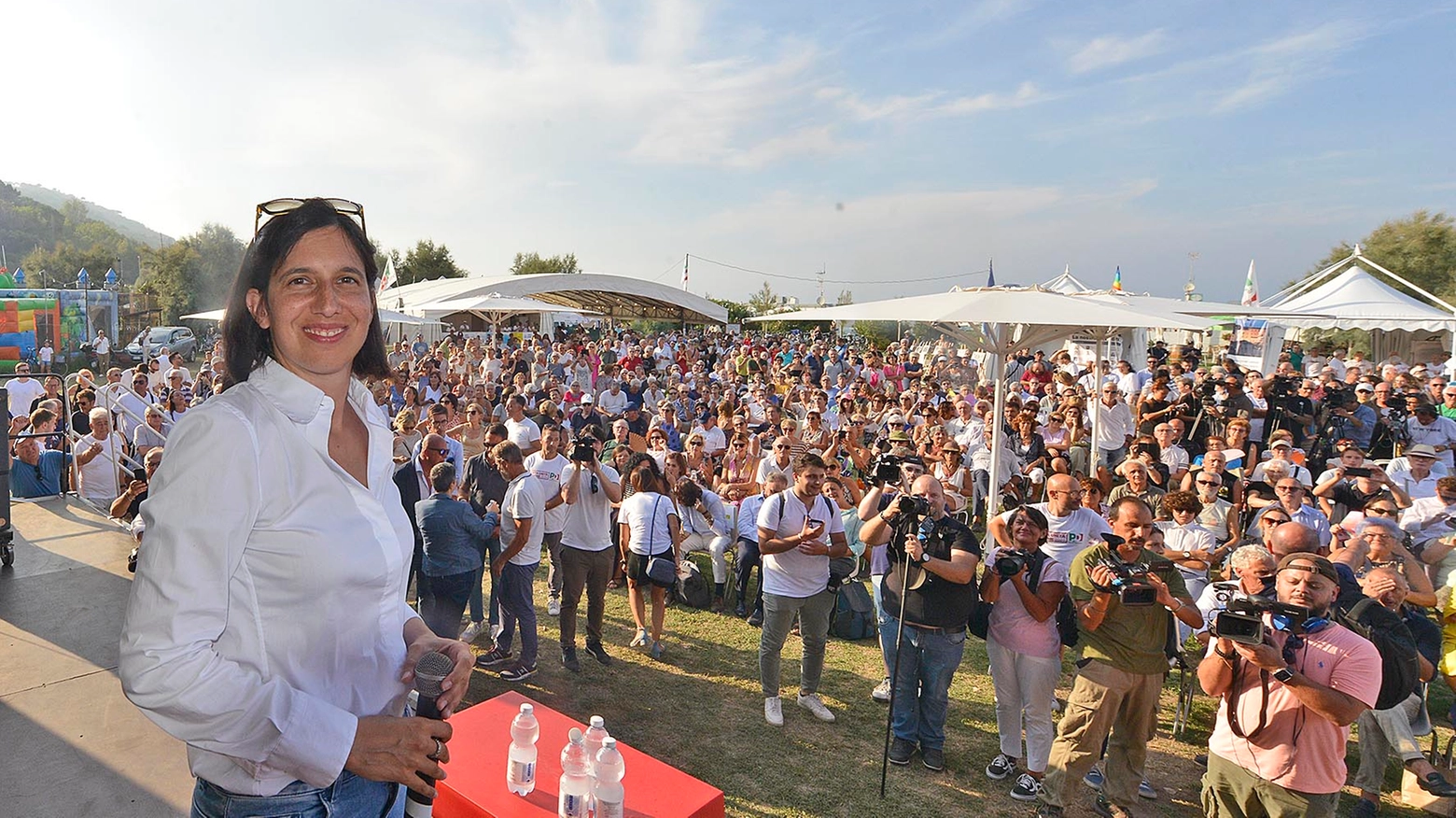 La leader dei Dem ha salutato tutti i volontari impegnati negli stand dai quali ha avuto suggerimenti. Il principale è stato questo: “Lascia perdere Renzi”. Poi l’apprezzamento al M5S per l’appoggio futuro