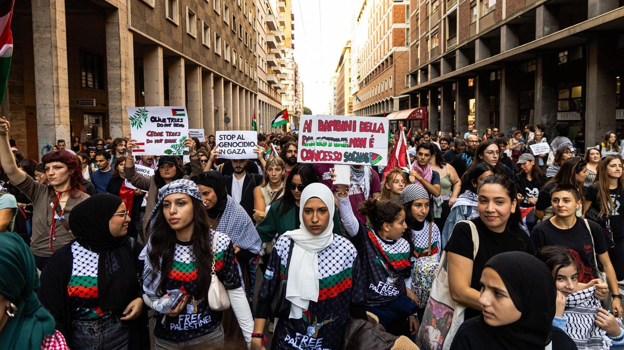 Mille persone hanno sfilato in corteo da piazza VIII Agosto per chiedere lo stop della guerra in Palestina