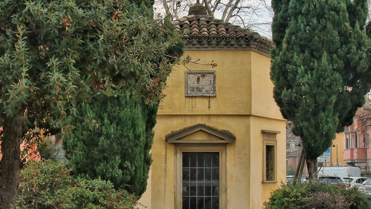 L’edicola di San Paterniano, sempre in via dell’Abbazia