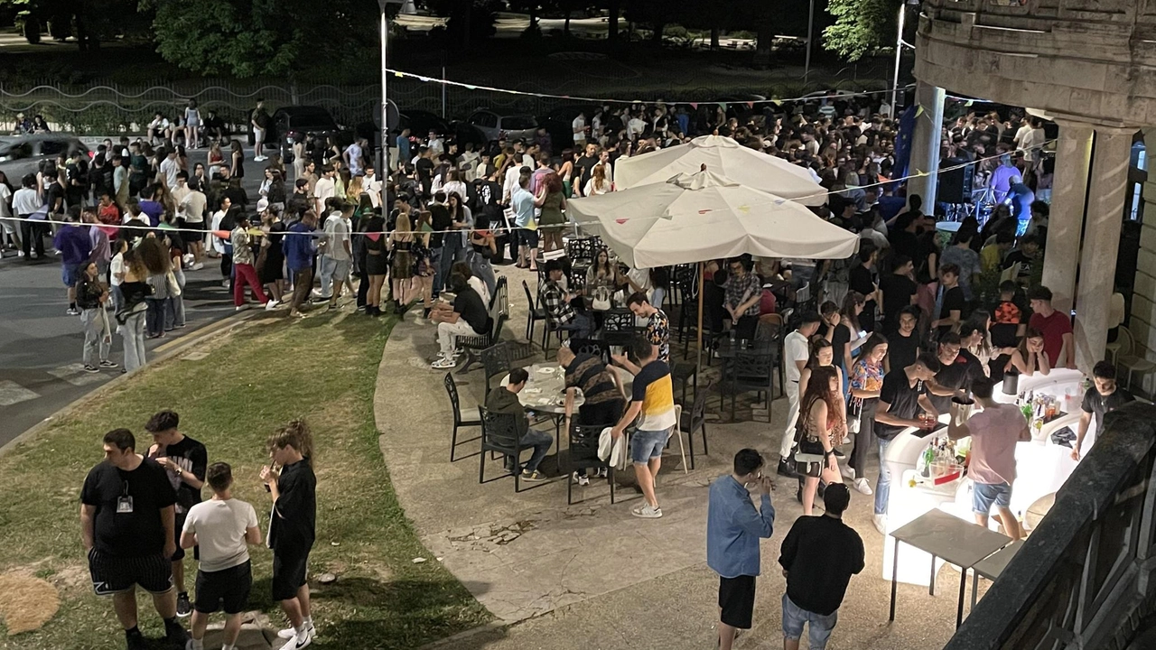 Una serata alla Rotonda dei giardini Diaz: il locale è finito più volte nel mirino della polizia locale (foto Calavita)