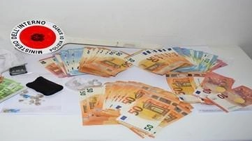 Settemila euro in contanti a casa dei pusher