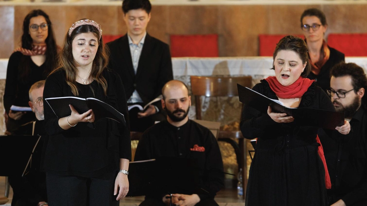 Nella Francia del '300, il "Roman de Fauvel" satirizzava i vizi della società. L'Ensemble Simonetta presenterà il "Musical del 1300" a Modena, mentre a Ravarino si terrà il concerto finale del festival "ArmoniosaMente".