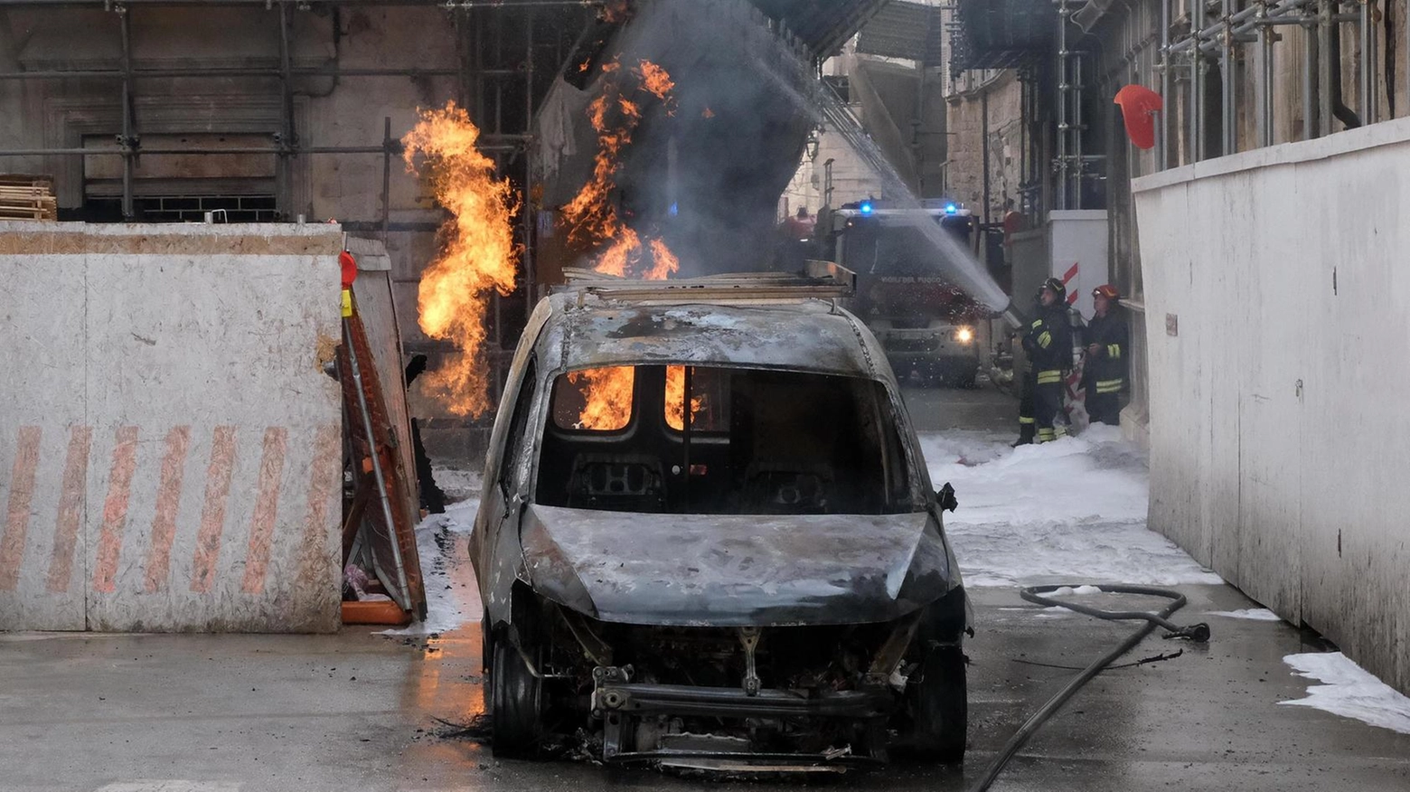 Tragedia sfiorata. L’auto prende fuoco nel cantiere in centro: "C’era una fuga di gas"