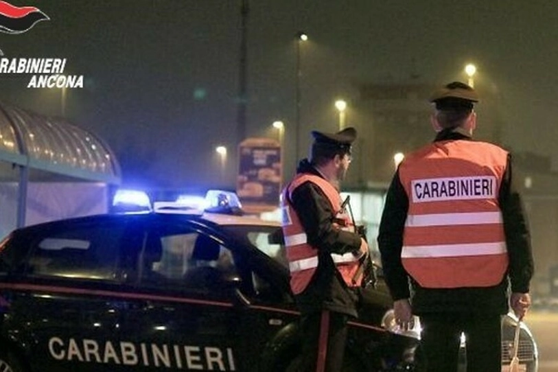 Falconara, i carabinieri sono intervenuti per salvare dalla finestra la donna azzannata dal suo cane