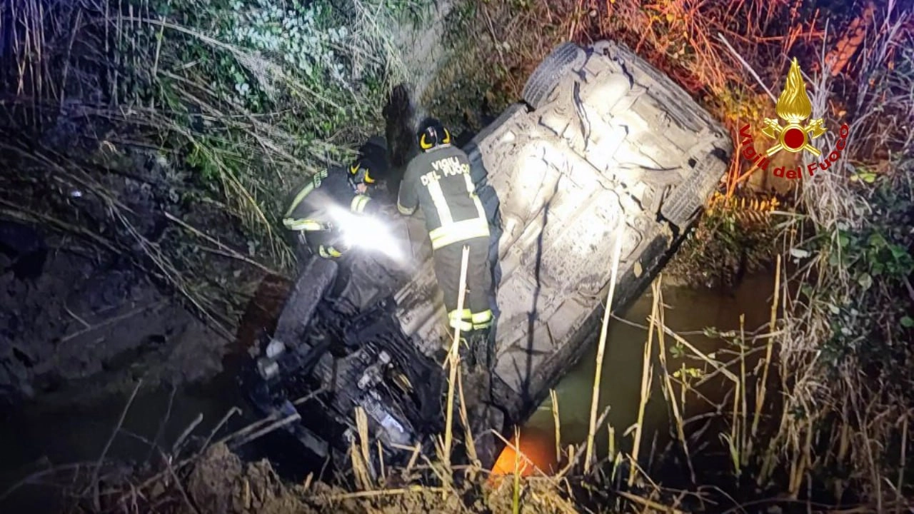 I vigili del fuoco sono intervenuti sul posto per estrarre il conducente dall'auto