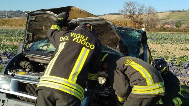 I vigili del fuoco durante le operazioni di soccorso a San Claudio