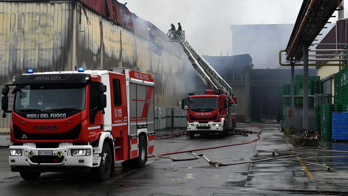 Incendio a Inalca, azienda leader nelle carni: cosa è successo oggi a Reggio Emilia. Notizie in diretta