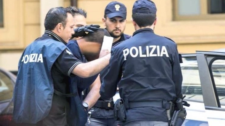 I poliziotti della squadra mobile avevano effettuato un controllo nei confronti del marocchino che era stato trovato in possesso di eroina, cocaina e hashish