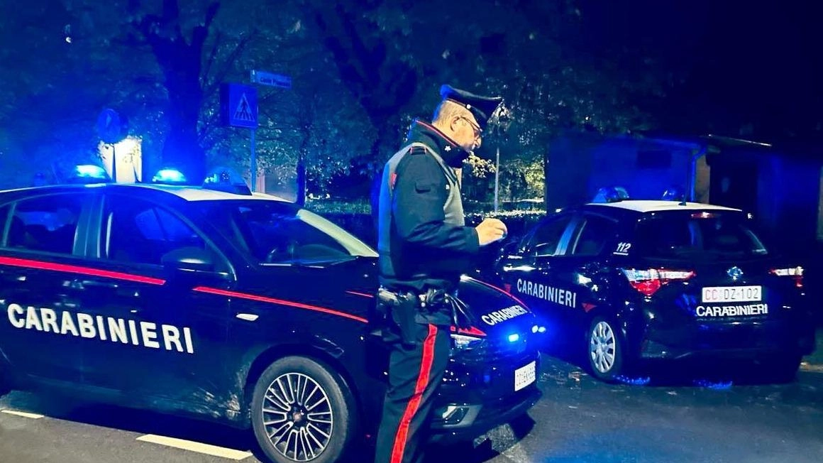 Il folle inseguimento. I ladri rubano un’auto. I carabinieri li fermano sparando alle gomme