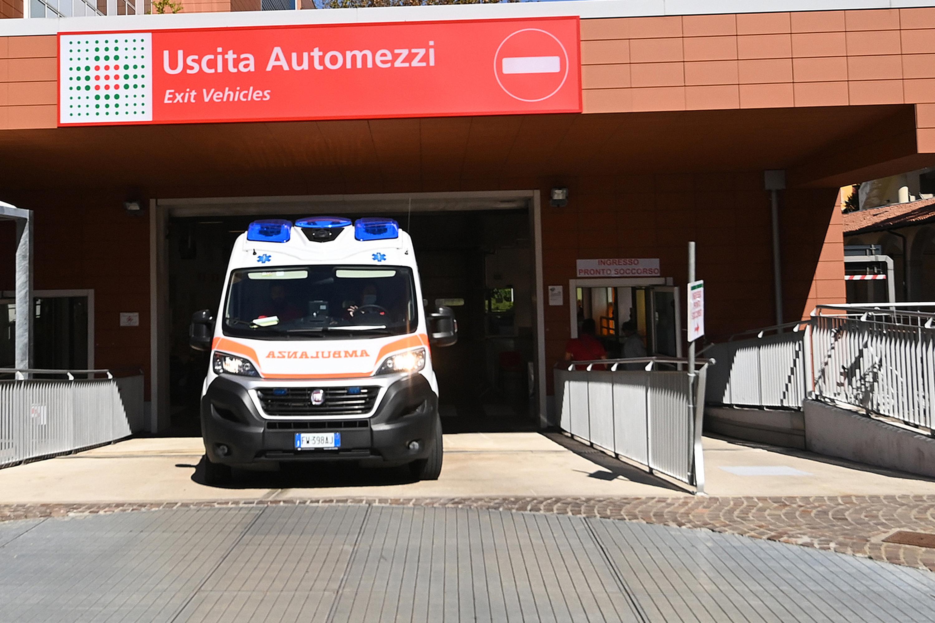 Pesta un infermiere del Sant’Orsola e insulta gli agenti: arrestato