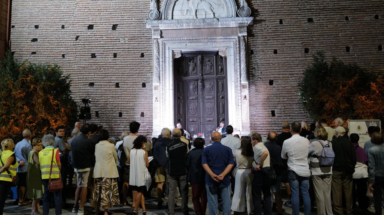 Iniziativa del Comune: debutto positivo davanti alla chiesa di Borgo San Pietro, chiusa nonostante un restauro da 500mila euro. "Ne servirebbero altri 600mila".