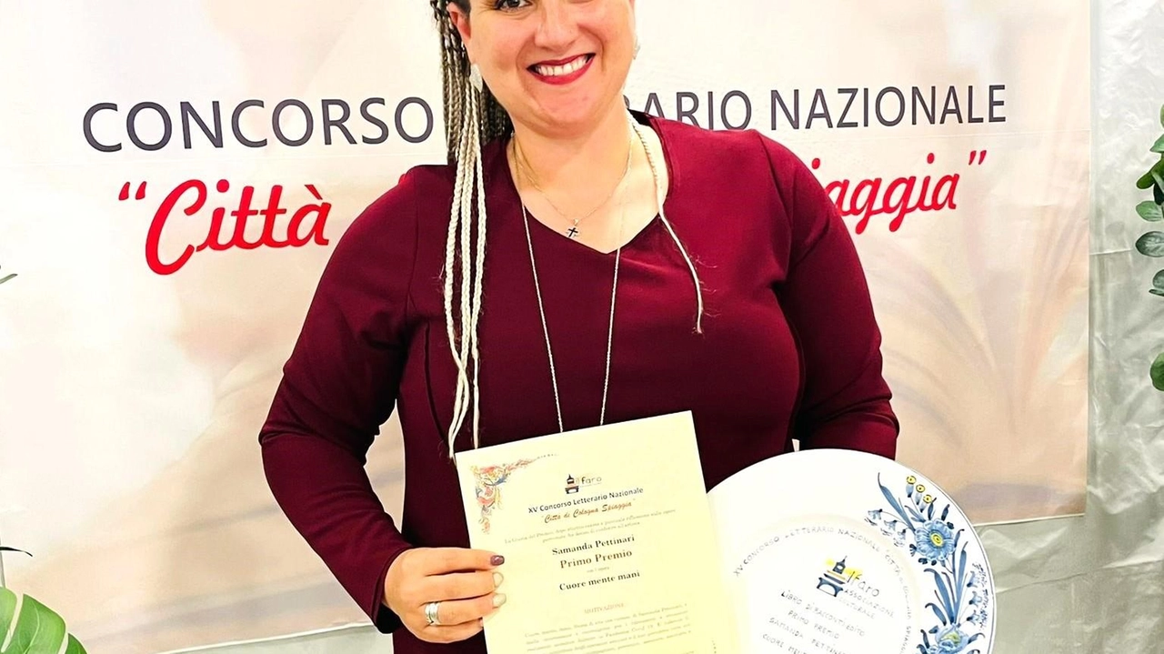 L'infermiera e scrittrice Samanda Pettinari di Montegiorgio premiata a Roseto per il libro 'Cuore Mente Mani', dedicato alle storie durante la pandemia. La premiazione avvenuta durante il Concorso letterario nazionale 'Città di Cologna Spiaggia'.