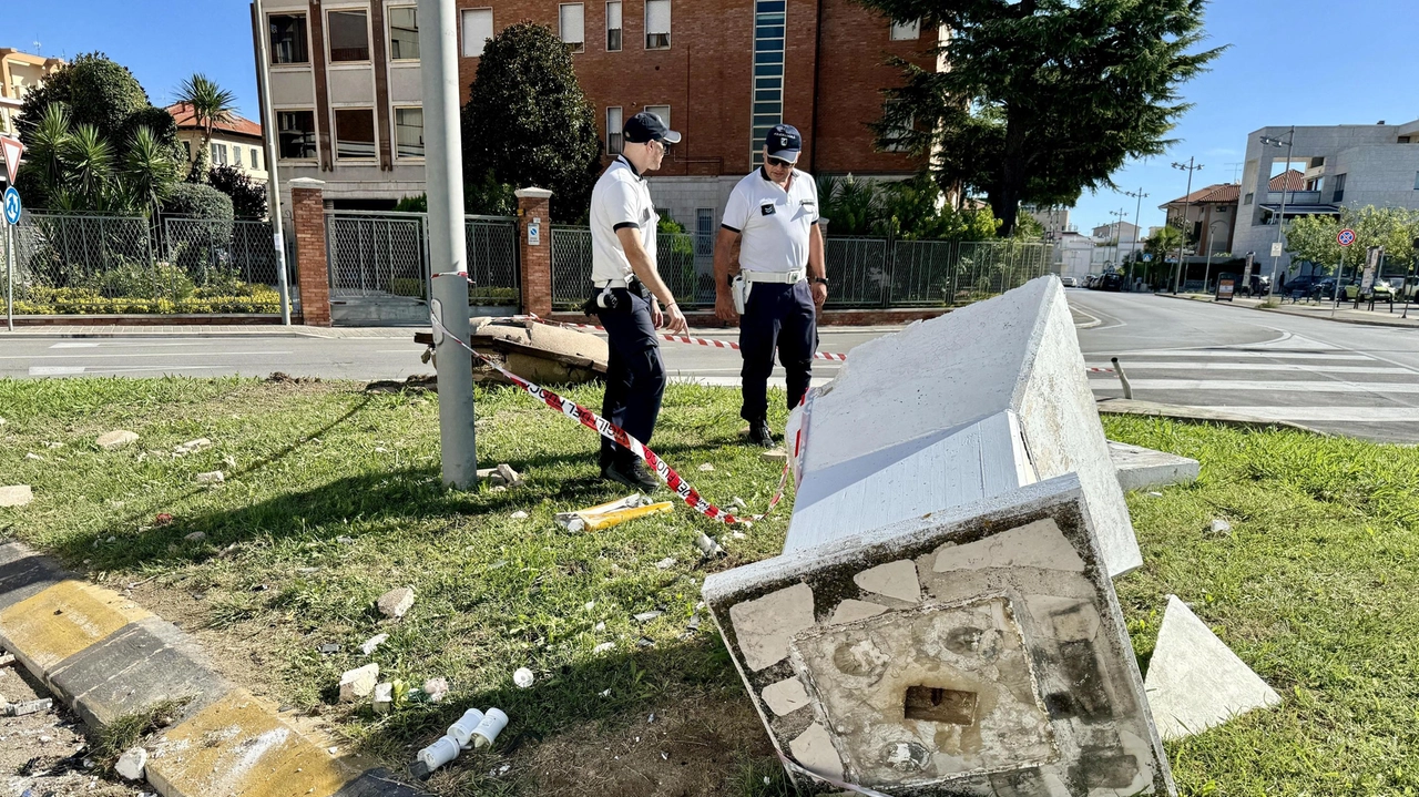 La statua della Madonna di Santa Maria Ausiliatrice a Civitanova è stata distrutta per la terza volta da un'auto. Il conducente, un giovane di 24 anni, ha perso il controllo del veicolo. La comunità si interroga sulla necessità di trovare una nuova collocazione per la statua.