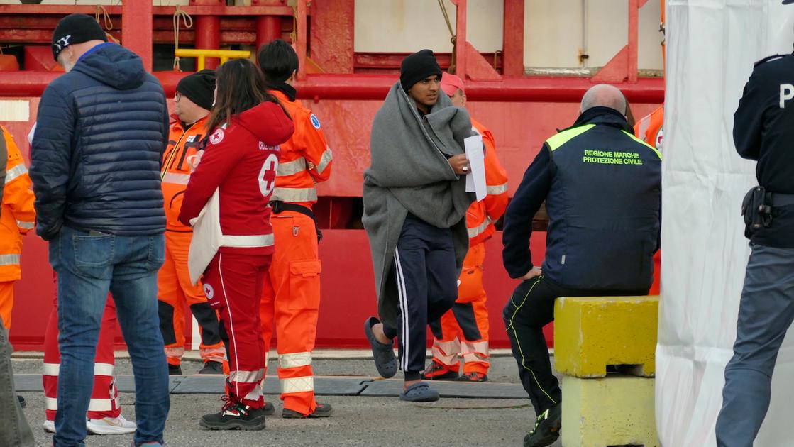 Il triste sbarco dei 111 migranti ad Ancona. “La morte della bimba si poteva evitare”