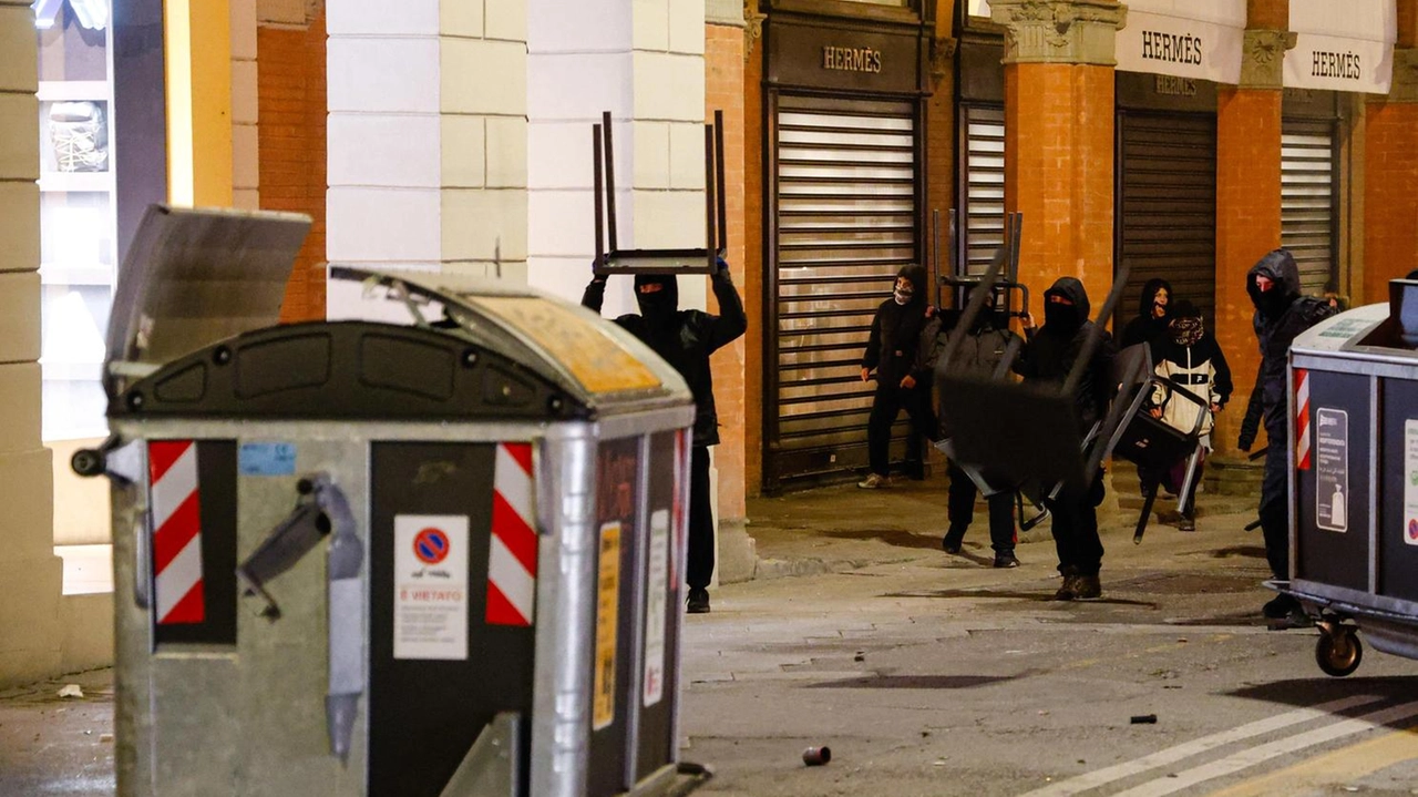 Un momento della guerriglia urbana di sabato in via Farini