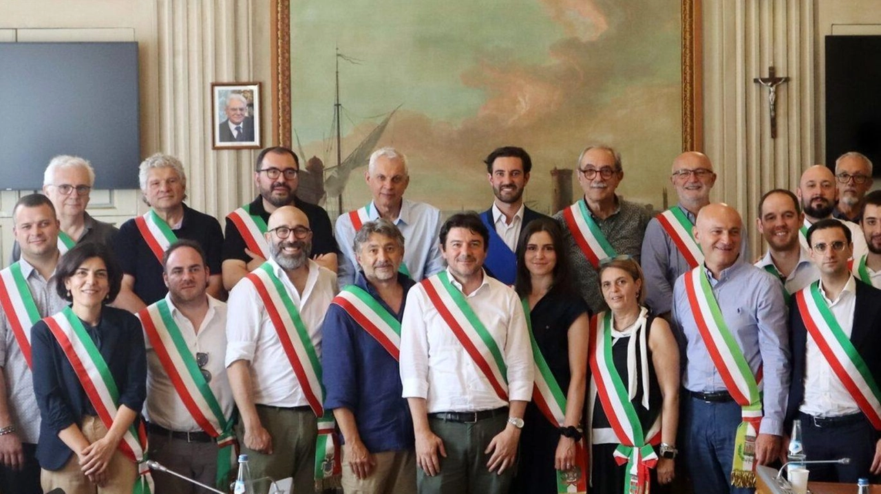 Foto di gruppo per i sindaci all’approvazione del bilancio previsionale per il 2025 Zanni: «Come sempre chiudiamo da virtuosi»