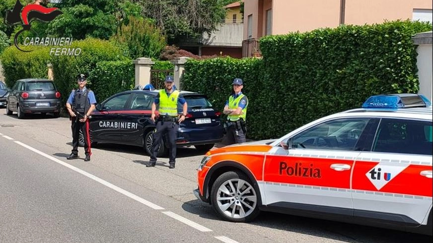 I carabinieri in azione durante le ricerche del latitante