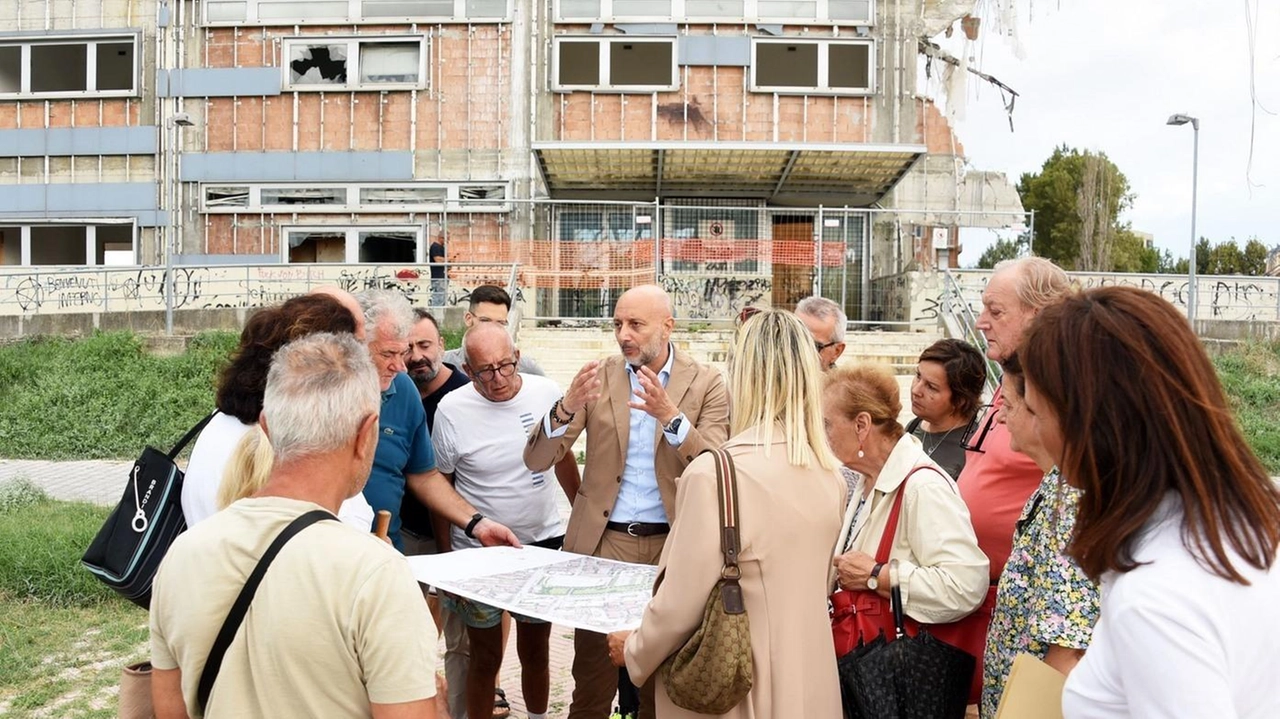 Terminato l’abbattimento partiranno lavori per il nuovo supermercato. Asi dona al Comune le aree per realizzare 36 case popolari in via Bassi.