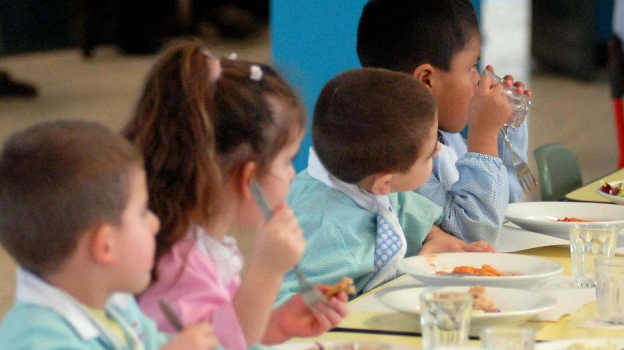 Bambini a pranzo in una mensa scolastica (immagine di repertorio)