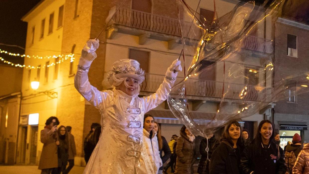 Profumo di Natale. Laghetto Mariver, splende il presepe