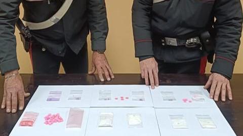 Girava per le vie del centro con addosso un bazar della droga, arrestato 38enne