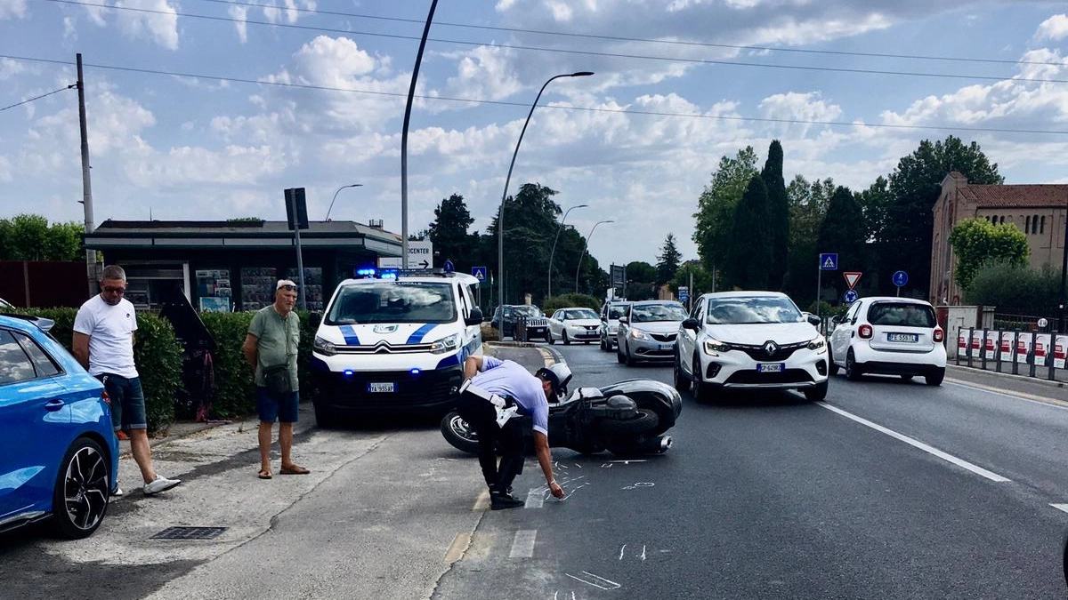 L'incidente è avvenuto su via Roma all'altezza dell'ufficio postale